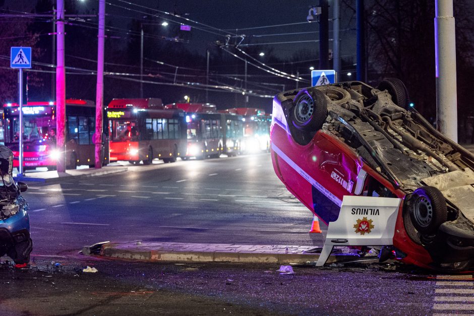 Vilniuje ugniagesių automobilis pateko į avariją ir apvirto ant stogo