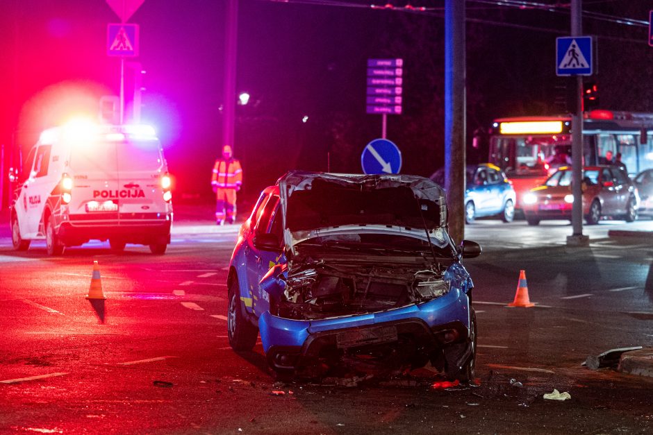 Vilniuje ugniagesių automobilis pateko į avariją ir apvirto ant stogo