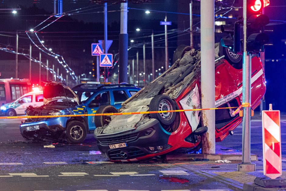 Vilniuje ugniagesių automobilis pateko į avariją ir apvirto ant stogo