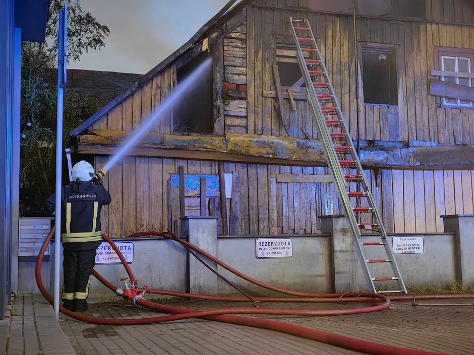 Virš Savanorių prospekto – juodi dūmų kamuoliai: liepsnos talžė medinuką