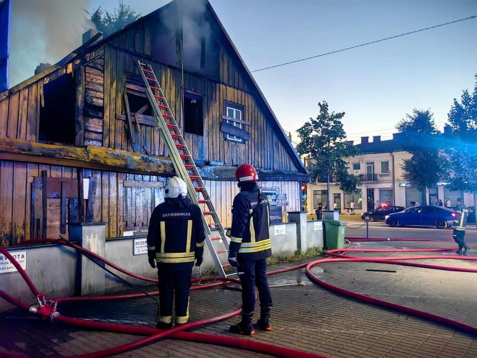 Virš Savanorių prospekto – juodi dūmų kamuoliai: liepsnos talžė medinuką