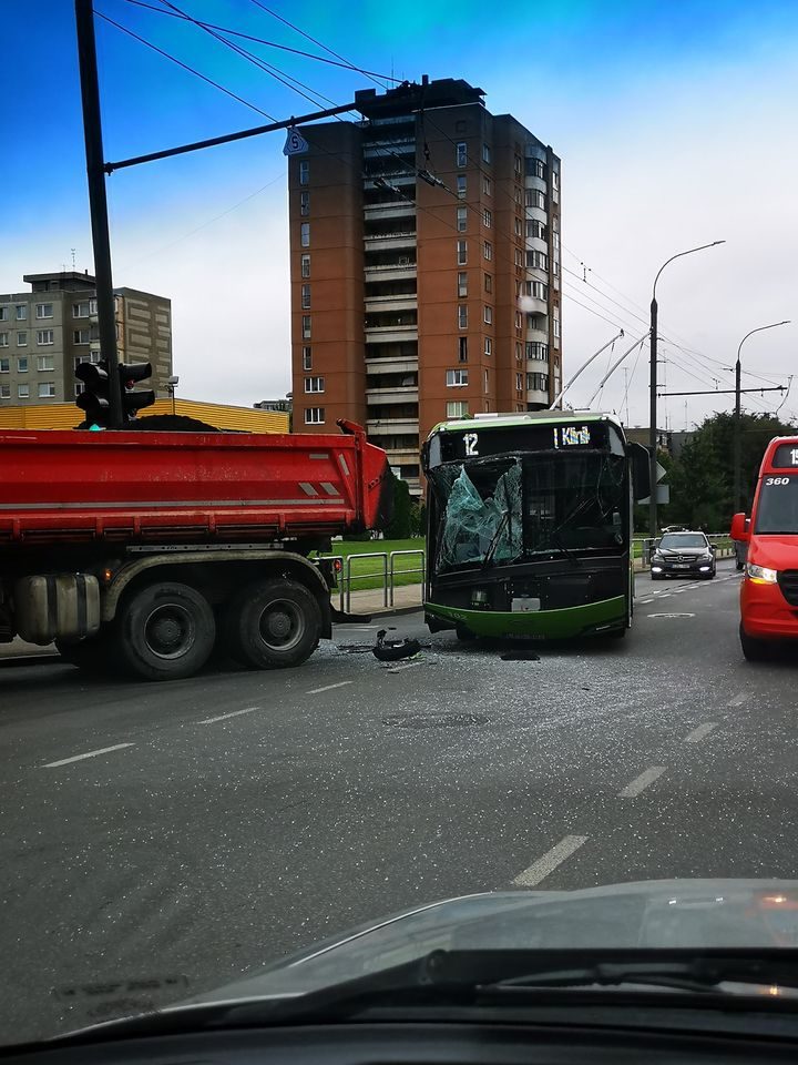 Eiguliuose troleibusui taranavus savivartį sužaloti trys jo keleiviai 