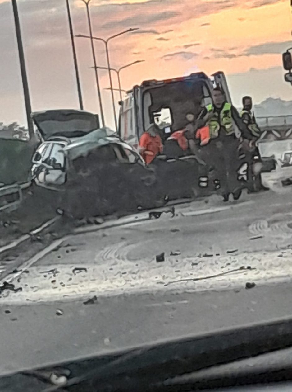 Sostinėje BMW rėžėsi į atitvarus, vairuotojas išgabentas į ligoninę