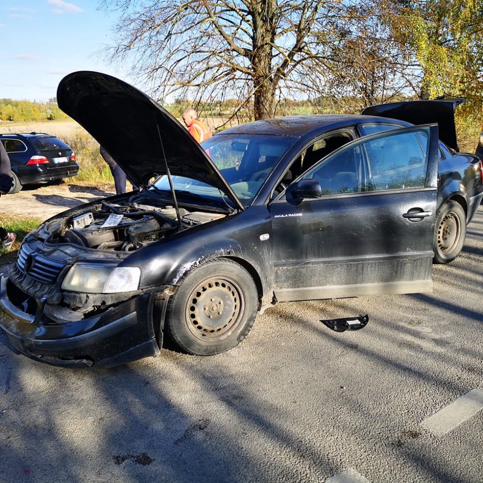 Alytaus rajone susidūrė du automobiliai ir traktorius