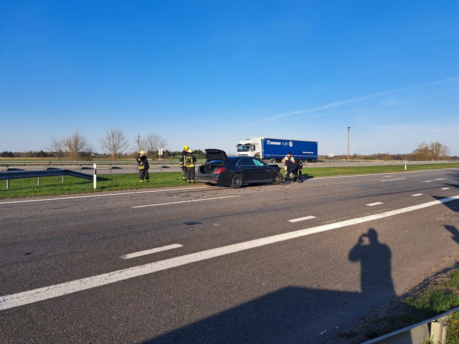 Automagistralėje nuo Raseinių link Ariogalos atsivėrė duobė, nukentėjo keli automobiliai