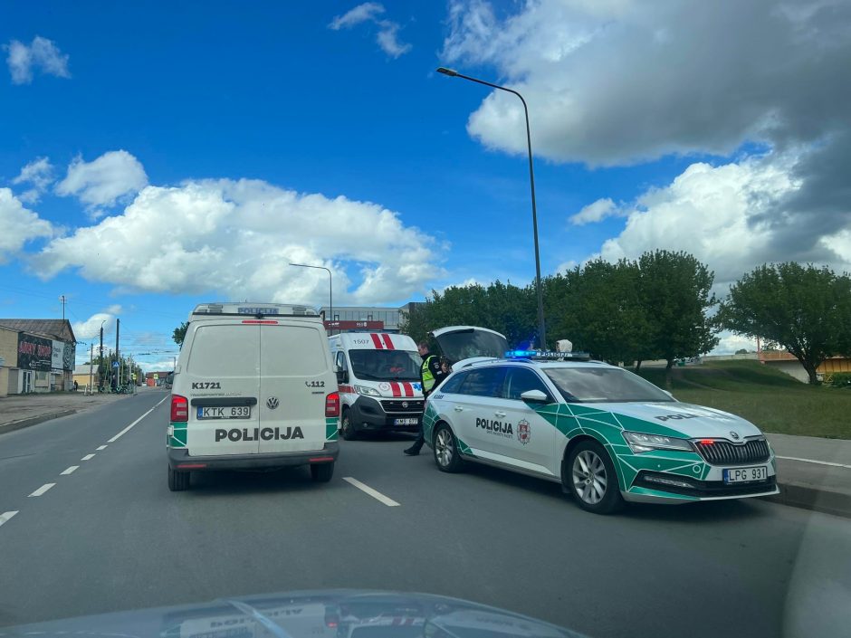 Kaune neblaivus BMW vairuotojas atsidūrė pievoje