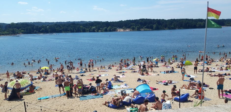 Kauniečiai sugužėjo į Lampėdžio paplūdimį: poilsiautojų – tarsi Palangoje