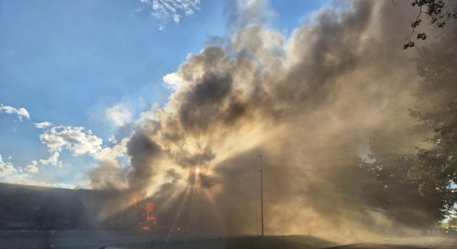 Ugniagesiai skubėjo į Tyrlaukio gatvę: užsiliepsnojo kavinė, nukentėjo žmogus