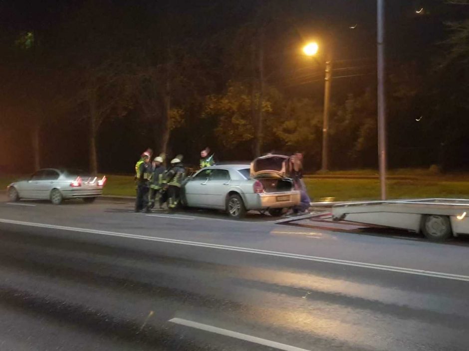 Marvelėje „Chrysler“ rėžėsi į elektros stulpą