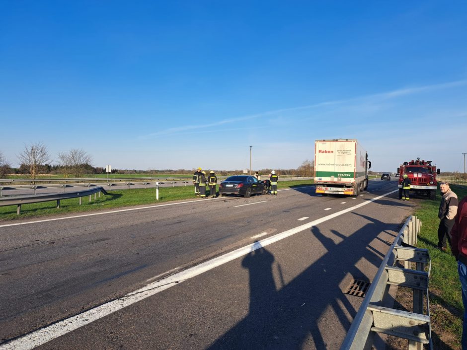 Automagistralėje nuo Raseinių link Ariogalos atsivėrė duobė, nukentėjo keli automobiliai