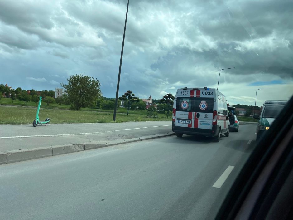 Kaune neblaivus BMW vairuotojas atsidūrė pievoje