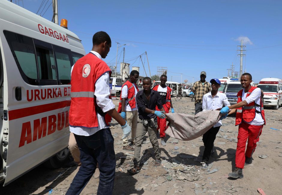 Aukų per sprogimą Somalio sostinėje Mogadiše skaičius išaugo iki 76