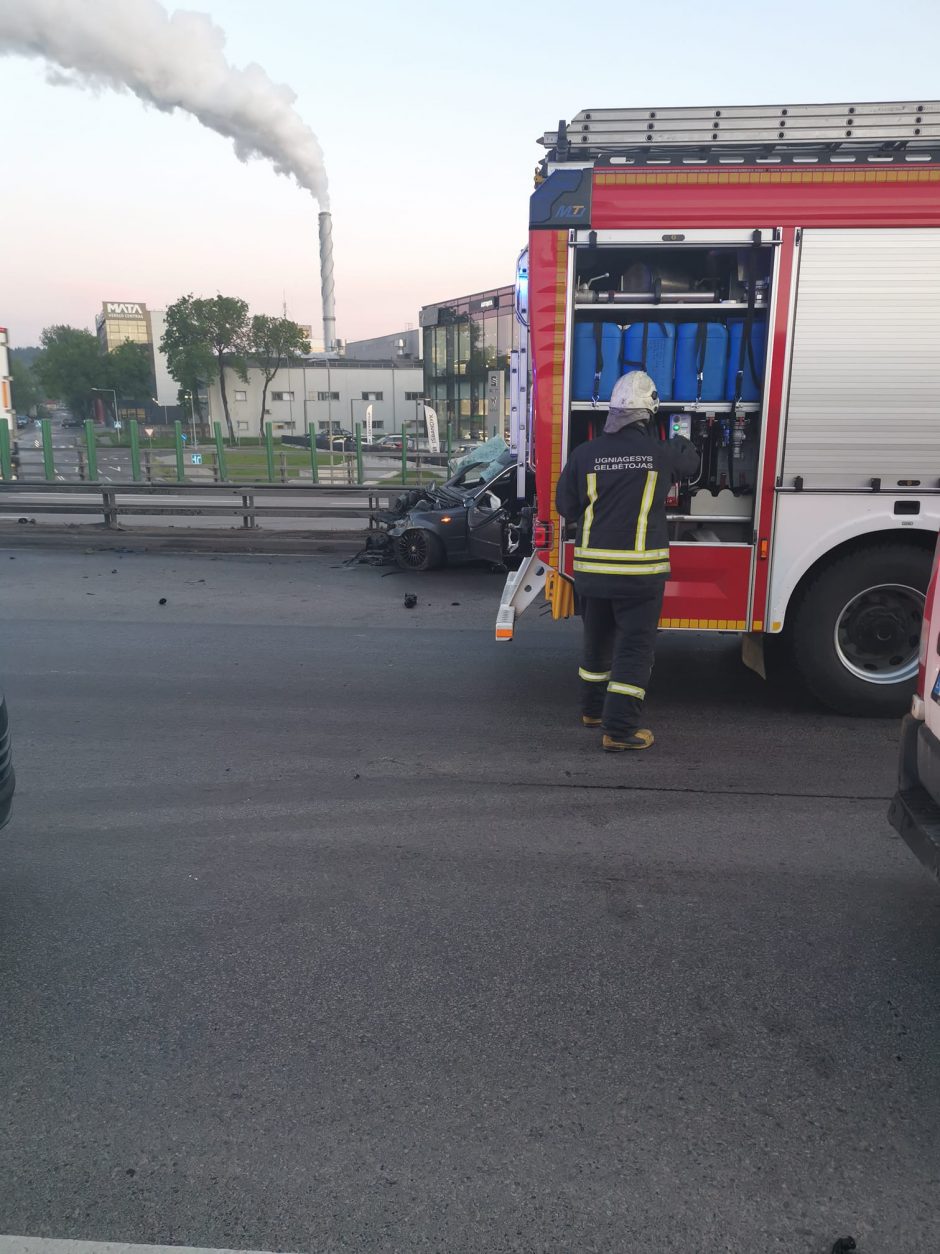 Sostinėje BMW rėžėsi į atitvarus, vairuotojas išgabentas į ligoninę