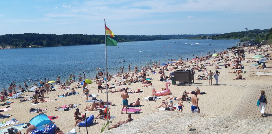 Kauniečiai sugužėjo į Lampėdžio paplūdimį: poilsiautojų – tarsi Palangoje