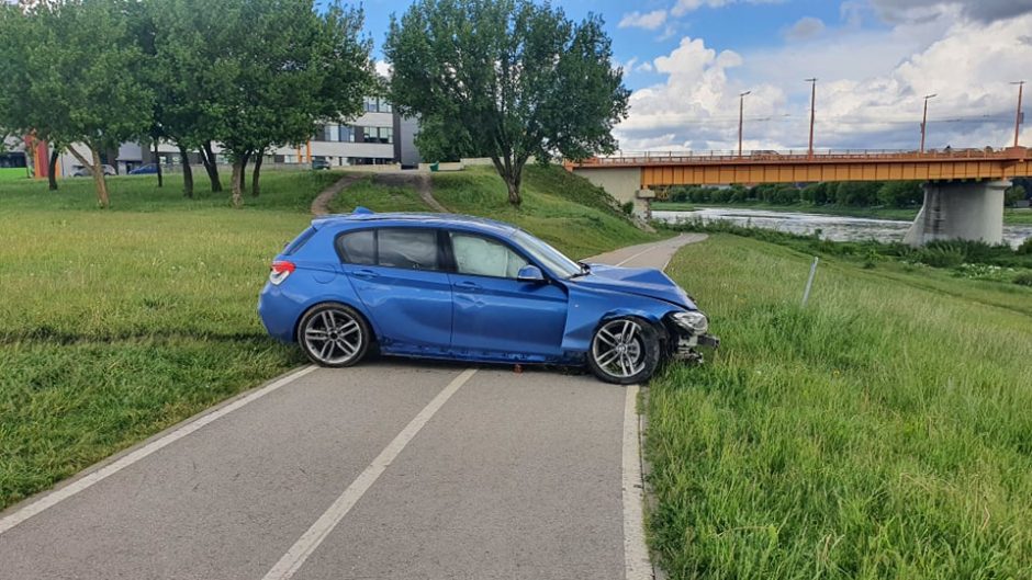 Kaune neblaivus BMW vairuotojas atsidūrė pievoje