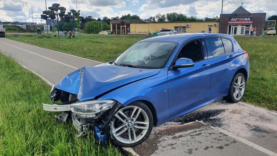 Kaune neblaivus BMW vairuotojas atsidūrė pievoje