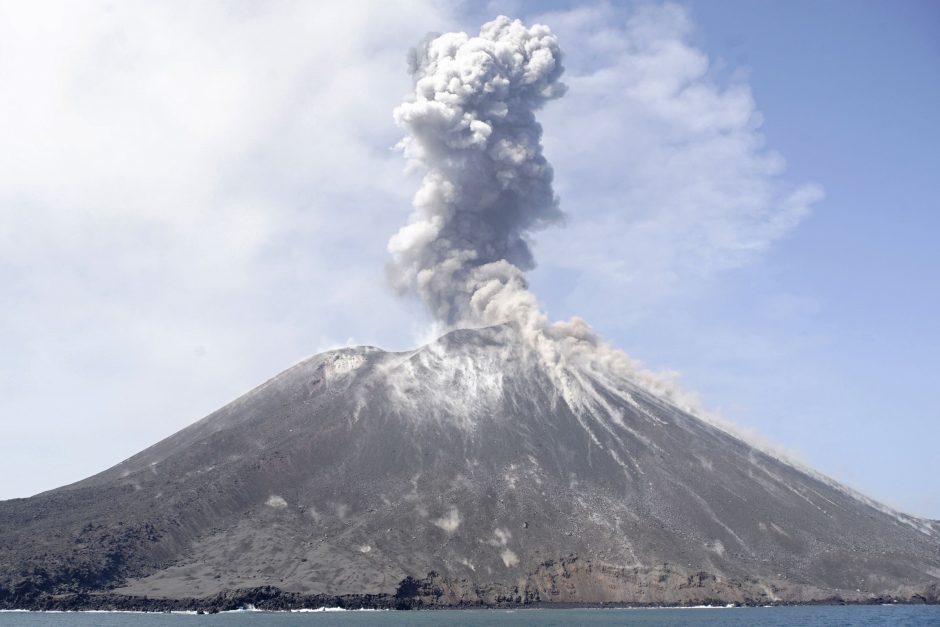 Iš Indonezijoje atsibudusio Anak Krakatau ugnikalnio veržiasi pelenai ir lava