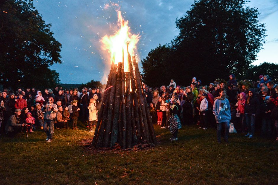 Sausra keičia tradicijas: ar degs Joninių laužai?