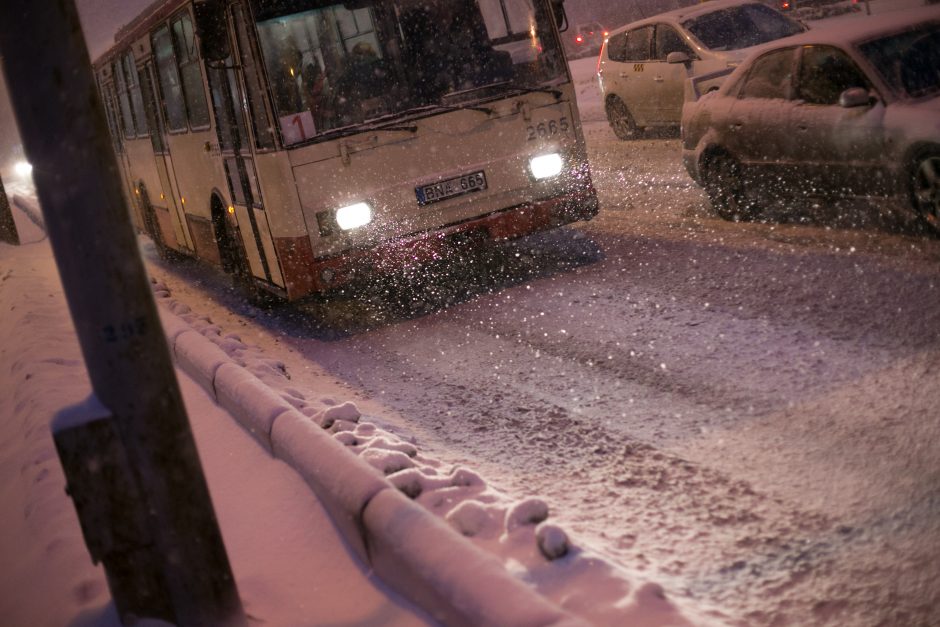 Intensyviai sningant sostinės gatves barsto 47 sniego valymo mašinos 