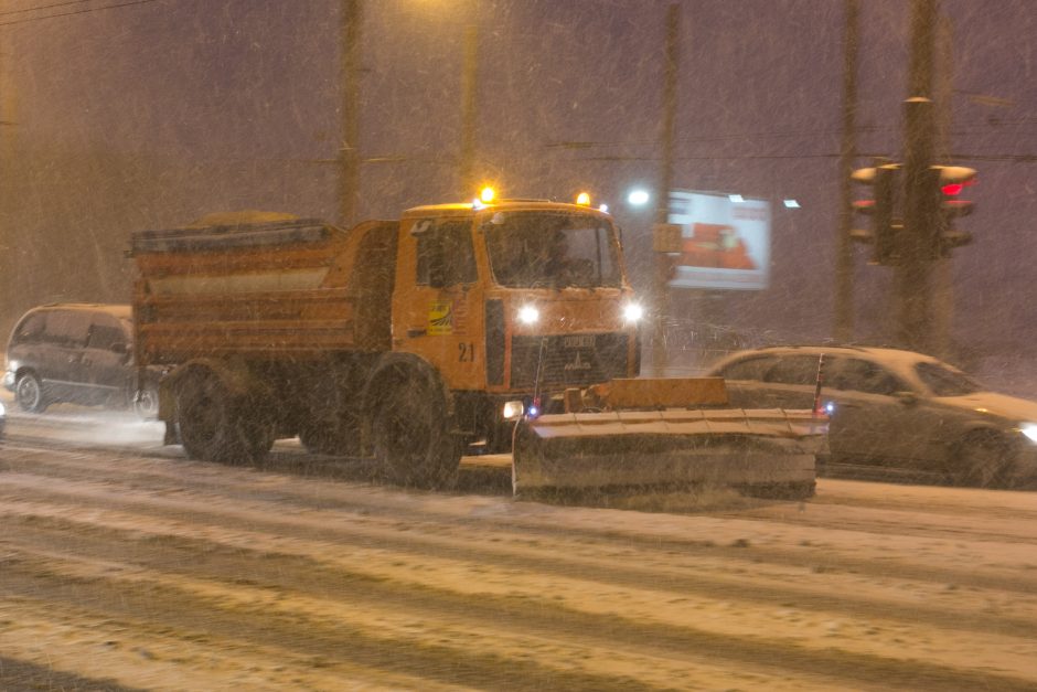 Intensyviai sningant sostinės gatves barsto 47 sniego valymo mašinos 