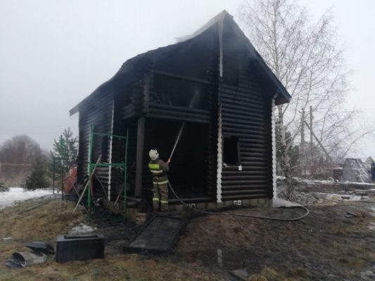 Pavydas aptemdė protą: vyras nužudė merginą, o sodyboje padegė jos kūną