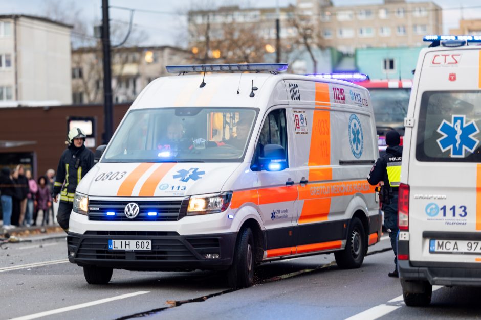 Vilniuje susidūrė trys automobiliai, nukentėjo mažiausiai 11 žmonių