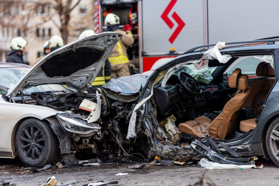 Vilniuje susidūrė trys automobiliai, nukentėjo mažiausiai 11 žmonių