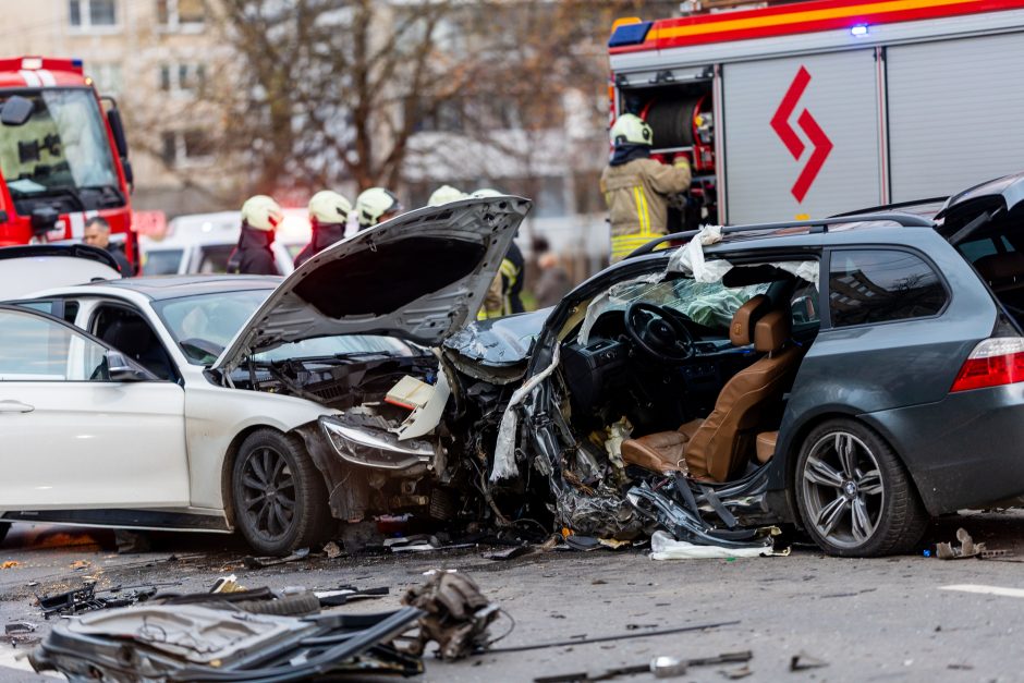 Vilniuje susidūrė trys automobiliai, nukentėjo mažiausiai 11 žmonių