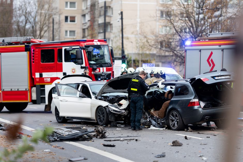 Vilniuje susidūrė trys automobiliai, nukentėjo mažiausiai 11 žmonių