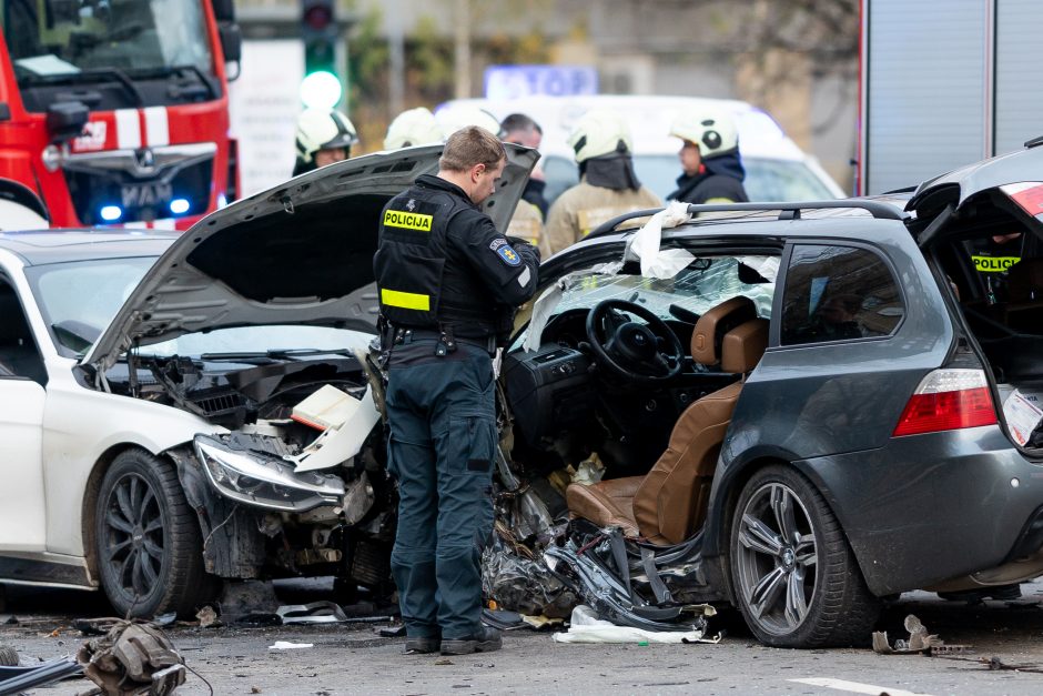 Vilniuje susidūrė trys automobiliai, nukentėjo mažiausiai 11 žmonių