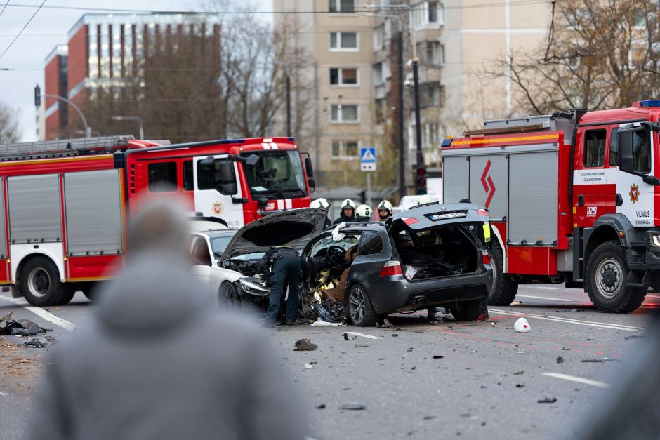 Vilniuje susidūrė trys automobiliai, nukentėjo mažiausiai 11 žmonių