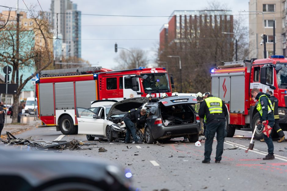 Vilniuje susidūrė trys automobiliai, nukentėjo mažiausiai 11 žmonių