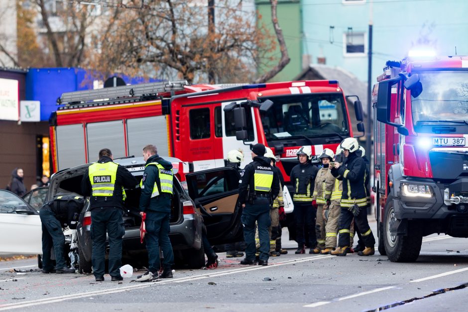 Vilniuje susidūrė trys automobiliai, nukentėjo mažiausiai 11 žmonių