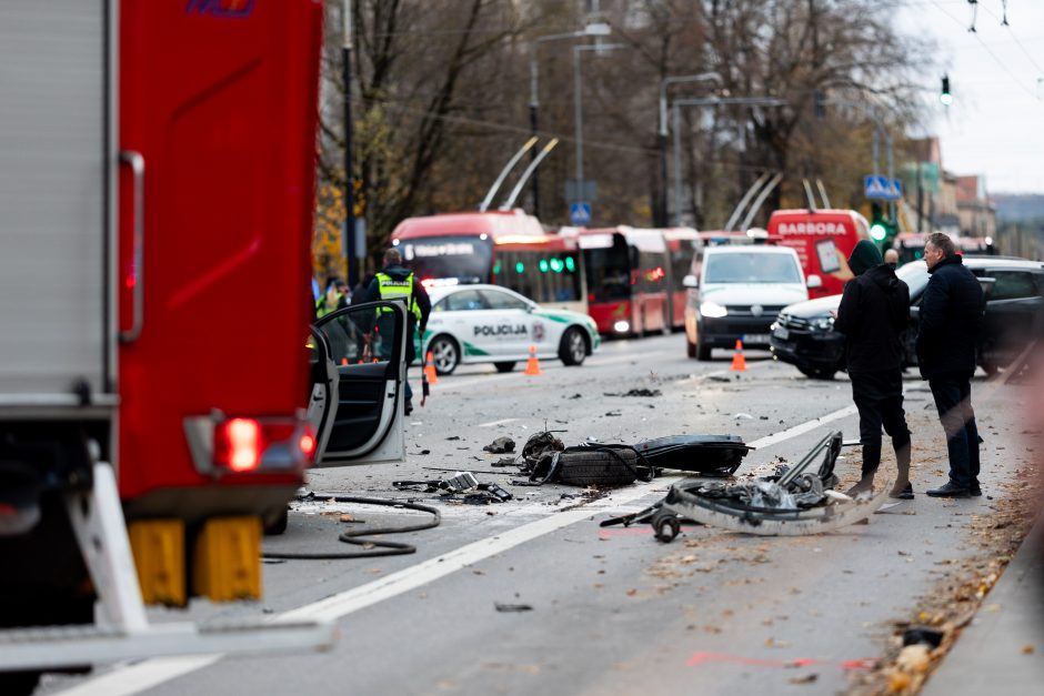 Vilniuje susidūrė trys automobiliai, nukentėjo mažiausiai 11 žmonių