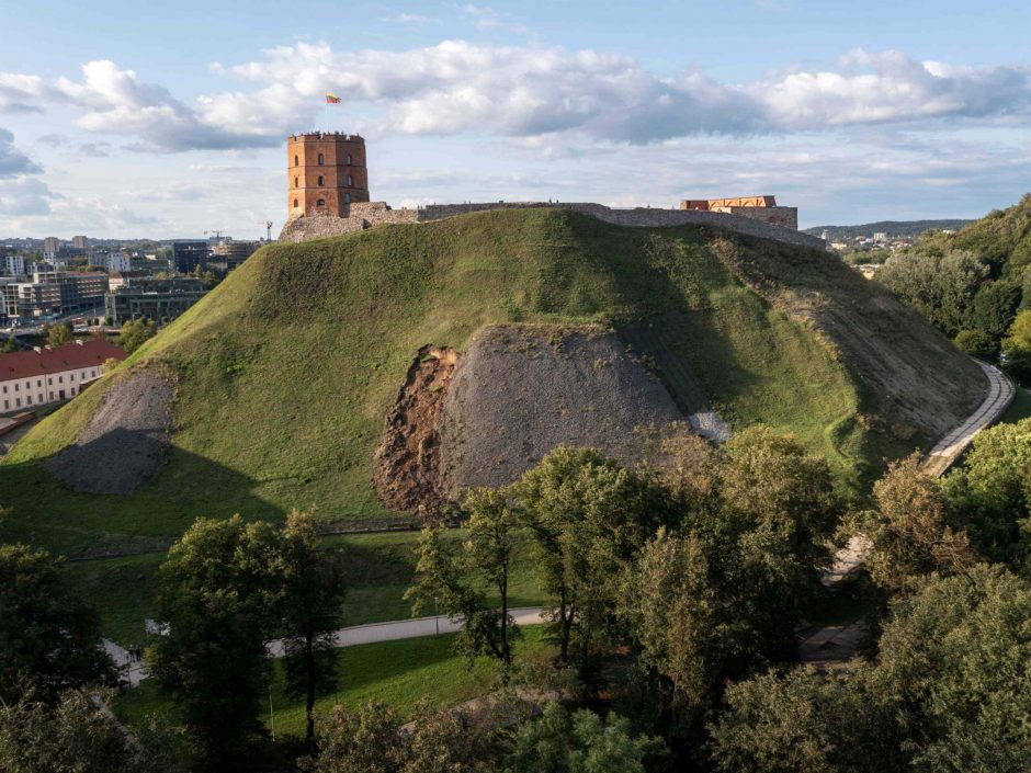 Pašalinti ant Gedimino kalno atsiradusios nuošliaužos padariniai