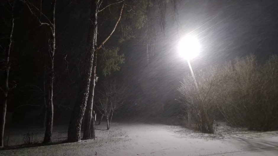 Kai kuriuose Lietuvos rajonuose sninga, labiausiai – Rokiškyje