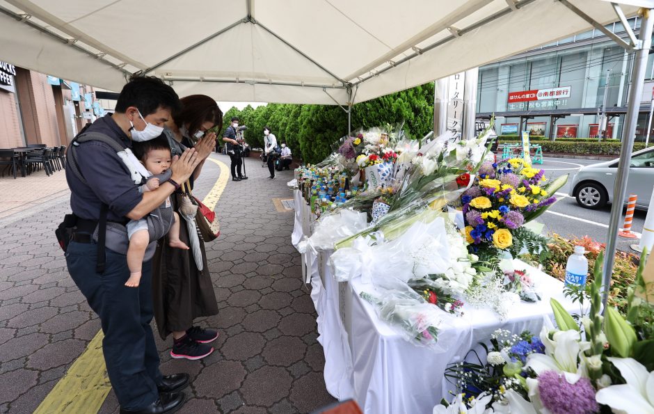 Japonija gedi: nužudyto buvusio premjero Sh. Abe kūnas atvežtas į Tokiją