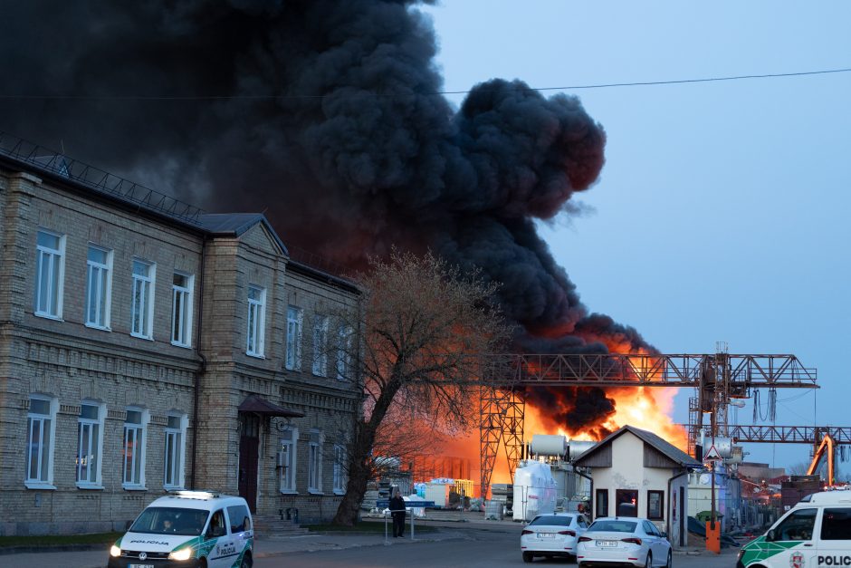 „Lietuvos geležinkeliai“ skaičiuoja žalą dėl gaisro, svarstoma nutraukti sutartį su nuomininke