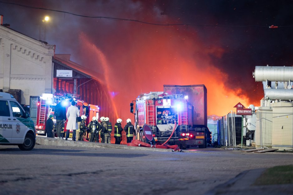 „Lietuvos geležinkeliai“ skaičiuoja žalą dėl gaisro, svarstoma nutraukti sutartį su nuomininke