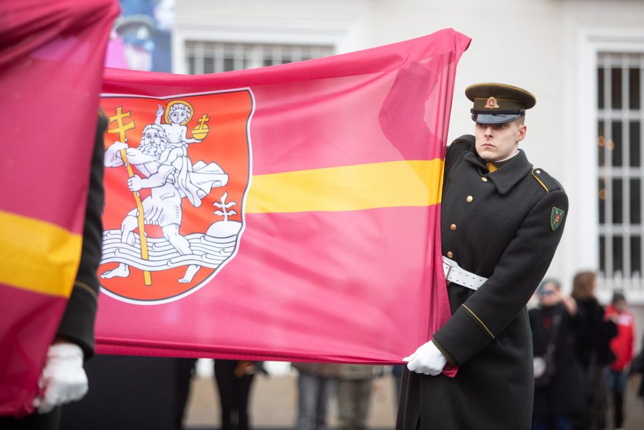 Vilnius mini 702-ąjį gimtadienį: sostinėje vyko tradicinė vėliavų pakėlimo ceremonija