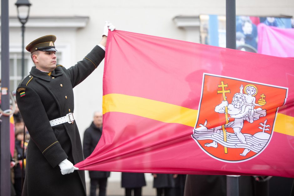 Vilnius mini 702-ąjį gimtadienį: sostinėje vyko tradicinė vėliavų pakėlimo ceremonija