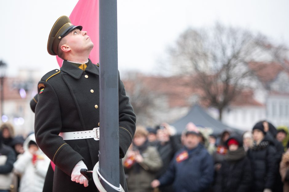 Vilnius mini 702-ąjį gimtadienį: sostinėje vyko tradicinė vėliavų pakėlimo ceremonija