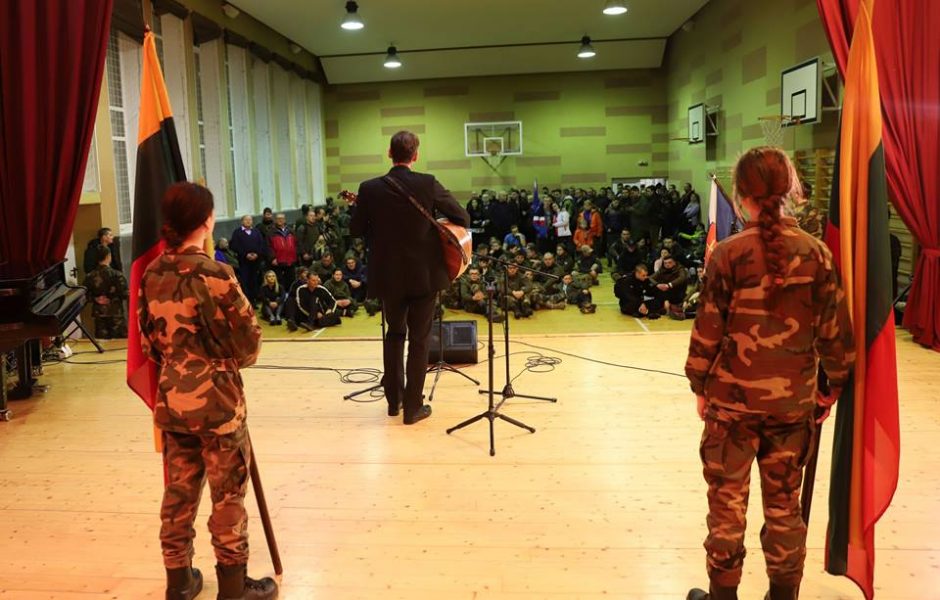 Į nakties tamsą partizanų takais traukė šimtai žygeivių