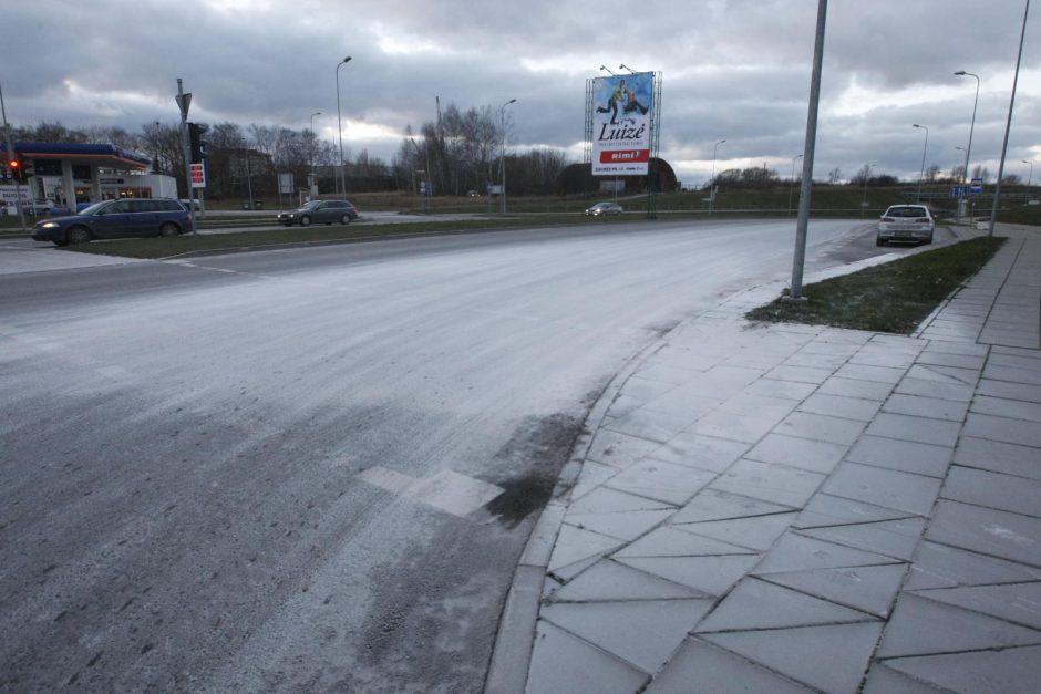 Gatvę padengė neaiški medžiaga