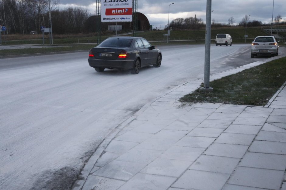 Gatvę padengė neaiški medžiaga