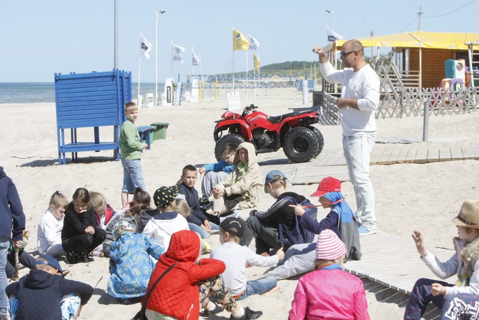 Vaikams pasakojo apie saugų elgesį