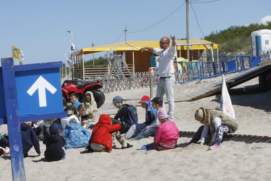 Vaikams pasakojo apie saugų elgesį