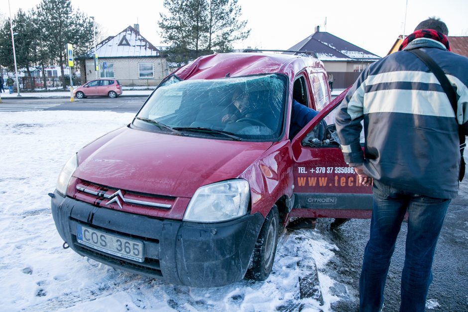 Avarijos Kaune: mašinos virto ir ant šono, ir ant stogo