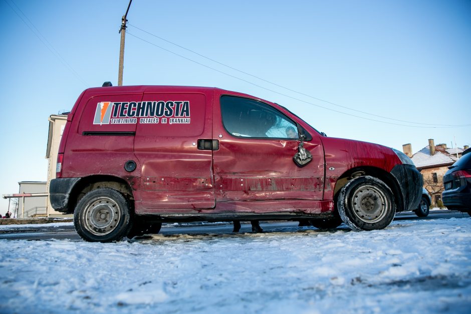 Avarijos Kaune: mašinos virto ir ant šono, ir ant stogo