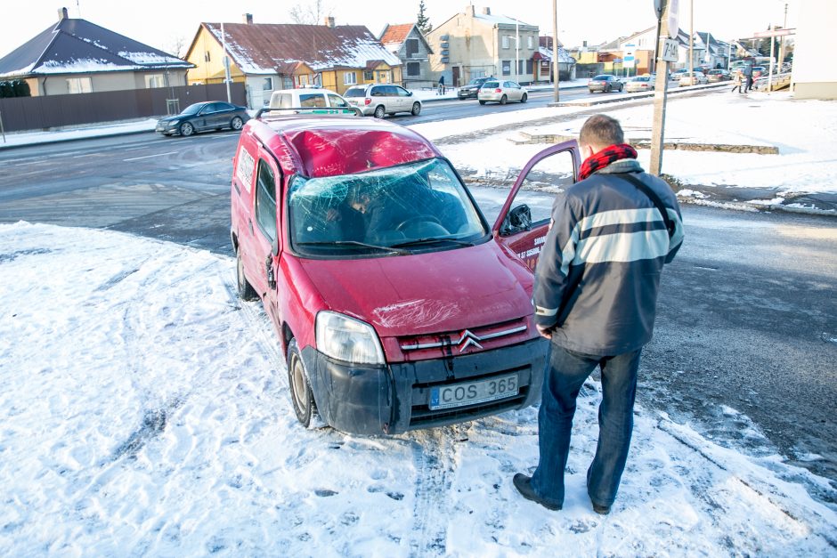 Avarijos Kaune: mašinos virto ir ant šono, ir ant stogo